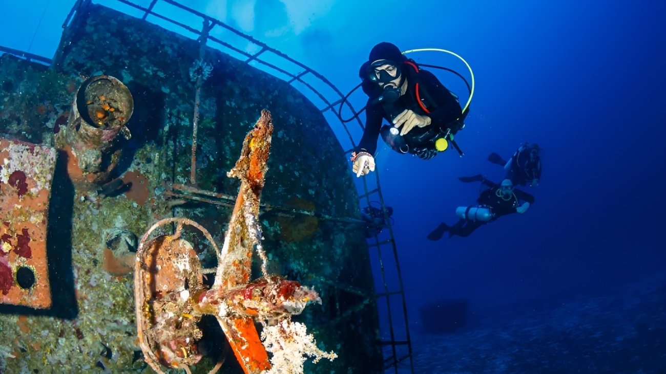 PADI MSDT instructor teaching a wreck diving specialty course underwater