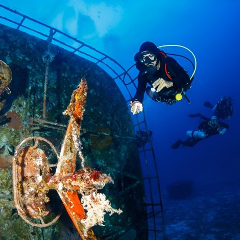PADI MSDT instructor teaching a wreck diving specialty course underwater