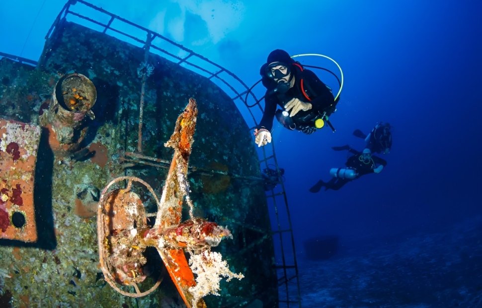 PADI MSDT instructor teaching a wreck diving specialty course underwater