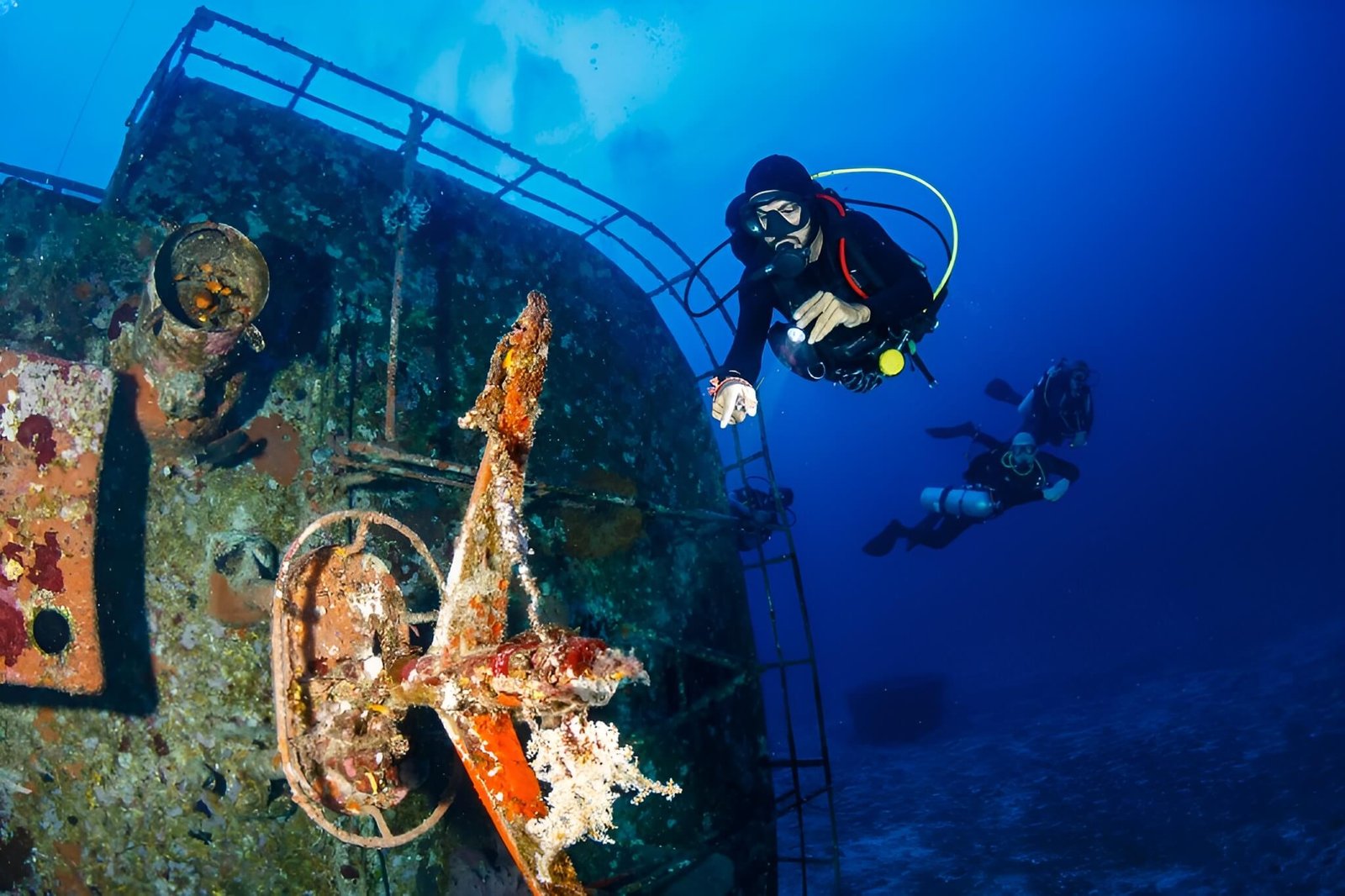 PADI MSDT instructor teaching a wreck diving specialty course underwater