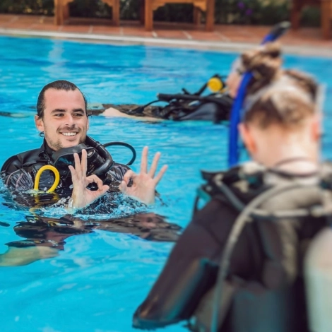 PADI instructor conducting training in a pool, illustrating the benefits of becoming PADI instructor after divemaster.