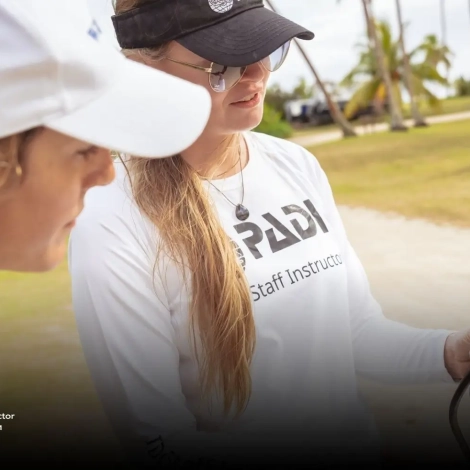 Dive instructor skills during confined water briefing, clear coaching and calm leadership with students